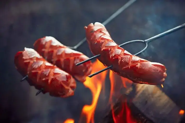 Jakie drewno na ognisko do kiełbasy - najlepsze wybory dla smaku