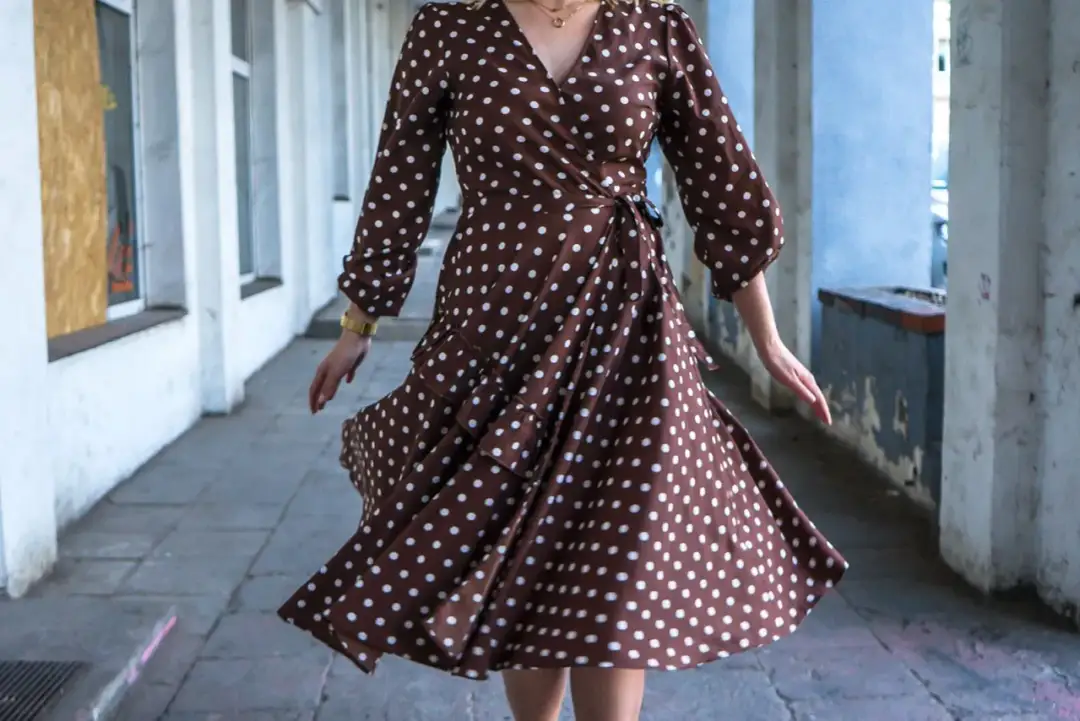Sukienka w grochy na wesele? Eleganckie stylizacje i porady