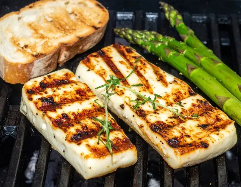 Co podać do szaszłyków, aby zaskoczyć gości i wzbogacić smak?