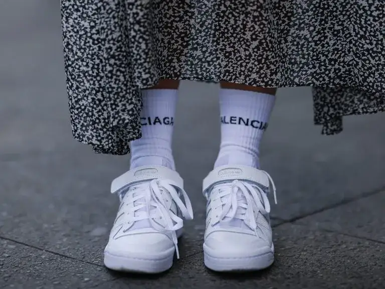 Co ubrać do białych adidasów, aby wyglądać stylowo i modnie?