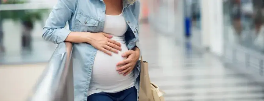 Pierwsze objawy ciąży: ból brzucha, kiedy jest to niebezpieczne?