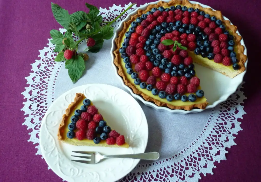 Tarta z kremem budyniowym - Jak zrobić idealnie kruchy spód i krem?