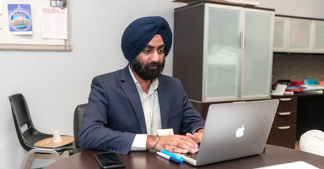 Jak bezpiecznie inwestować w kryptowaluty i uniknąć fałszywych informacji w 2023 roku