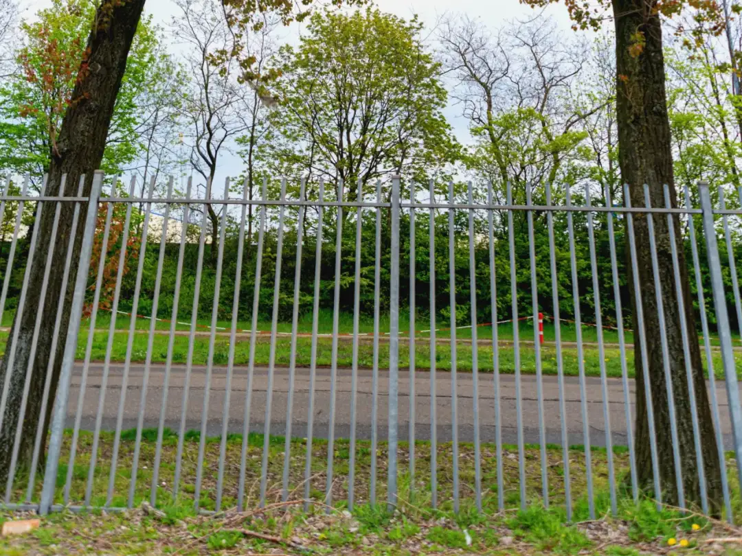 Ogrodzenie: 2,20 m bez formalności? Uniknij kar!