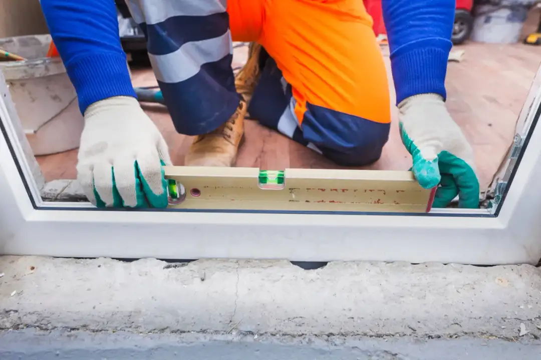 Ciepły montaż okien: Jak uniknąć mostków i obniżyć rachunki?