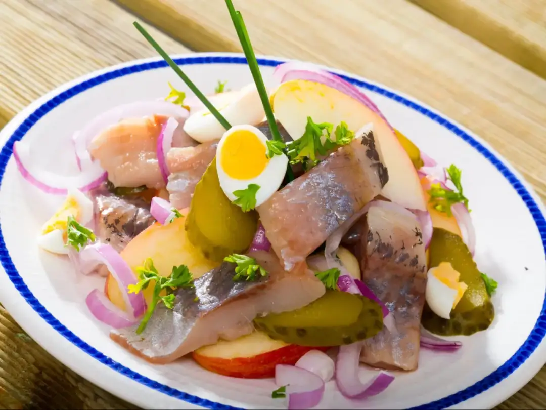 Jak zrobić sałatkę śledziową - prosty przepis na pyszne danie