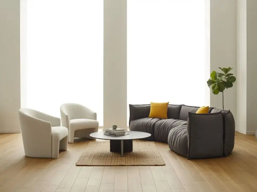 Czy krzesła muszą być w kolorze kanapy? Zasady dobierania kolorów mebli