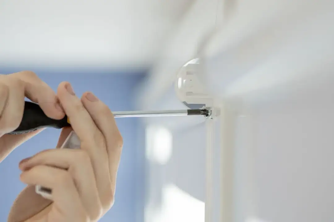 Jak przymocować rolety do okien plastikowych bez wiercenia i stresu