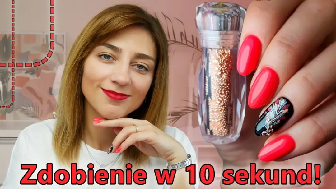 Kobieta z czerwonymi ustami prezentuje paznokcie z efektem kawioru na jednym z nich. Słoiczek z drobinkami złota obok.