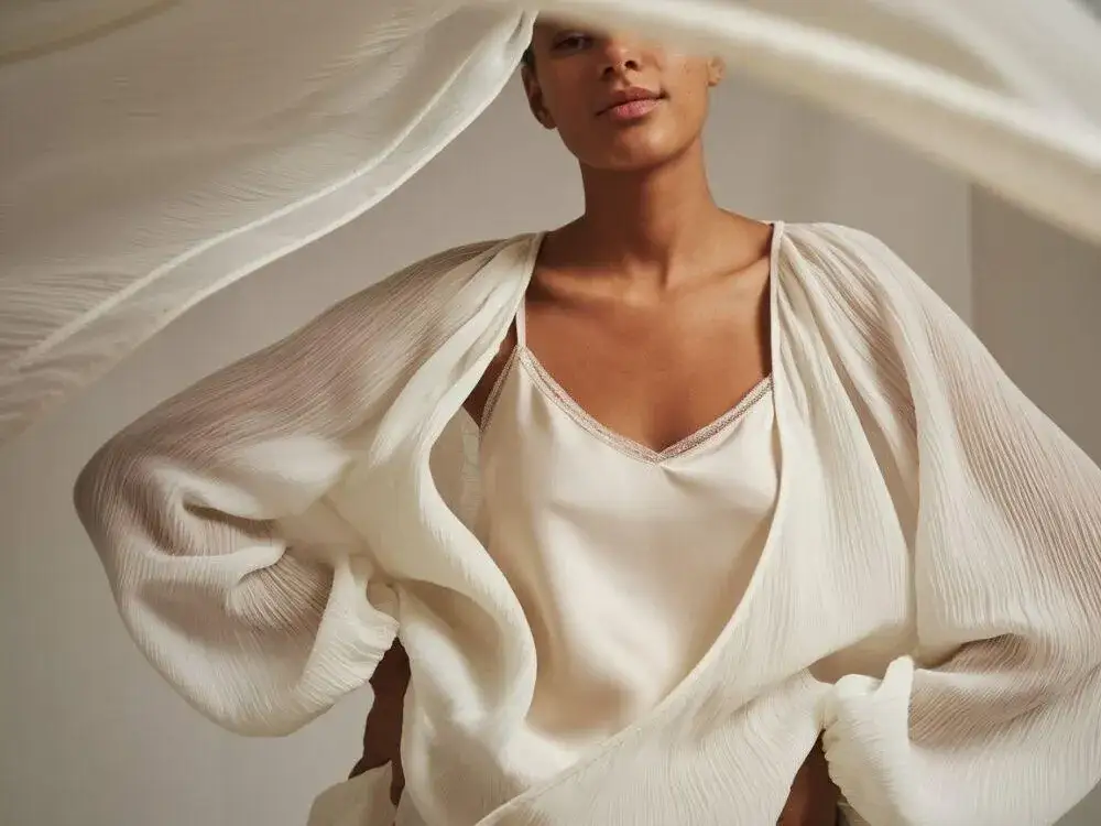 Jak nosić bluzki bez stanika? Komfort i styl bez biustonosza