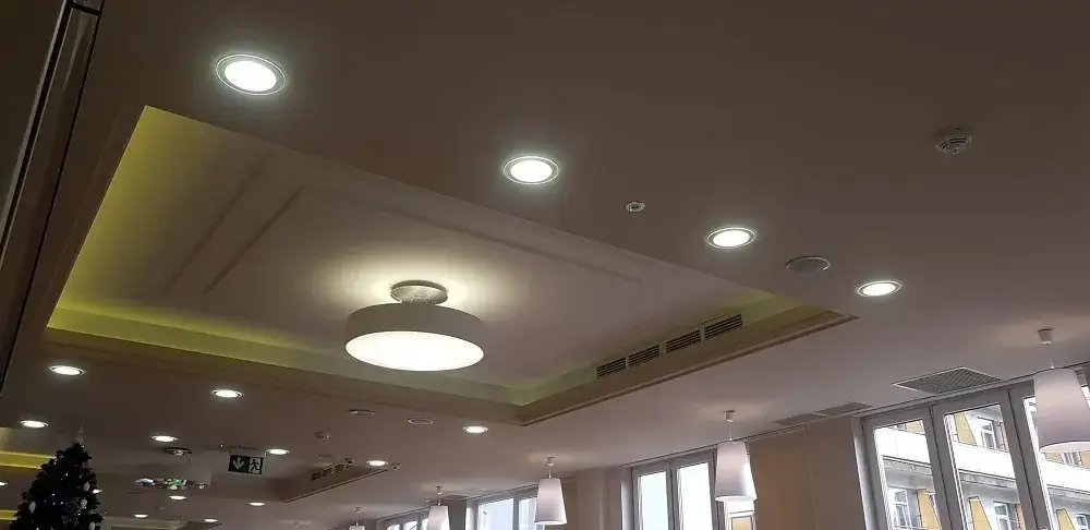 Ledy w suficie podwieszanym: efektowne oświetlenie wnętrz