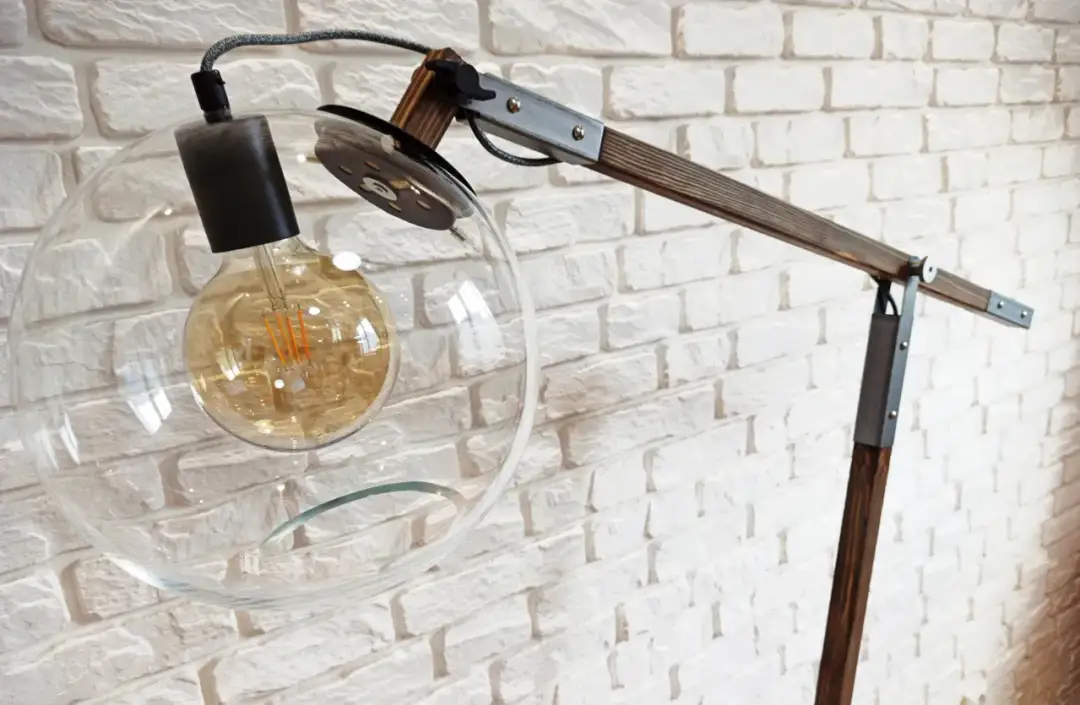 Jak tanio zrobić designerską lampę stojącą w domu bez wydawania fortuny