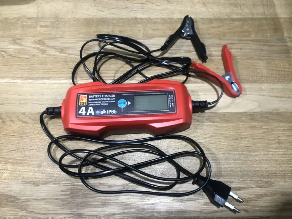 Najlepszy prostownik do akumulatora motocyklowego – uniknij błędów w wyborze