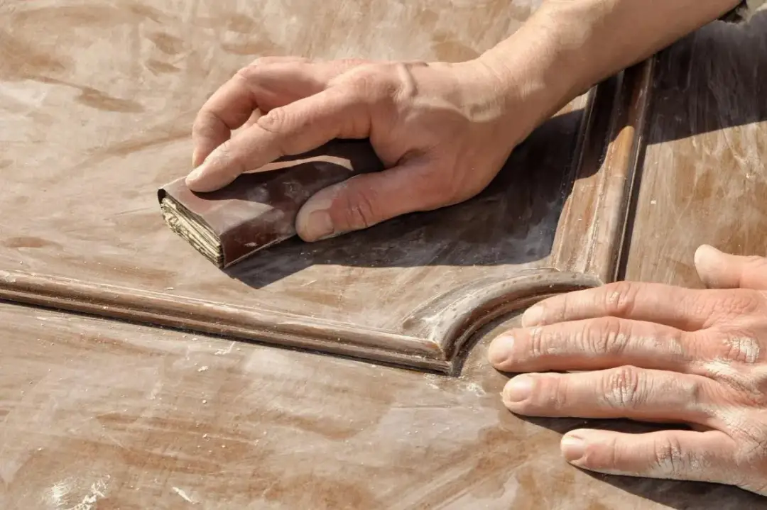 Wyczyść krzesło tapicerowane jak ekspert: Domowe triki i usuwanie plam