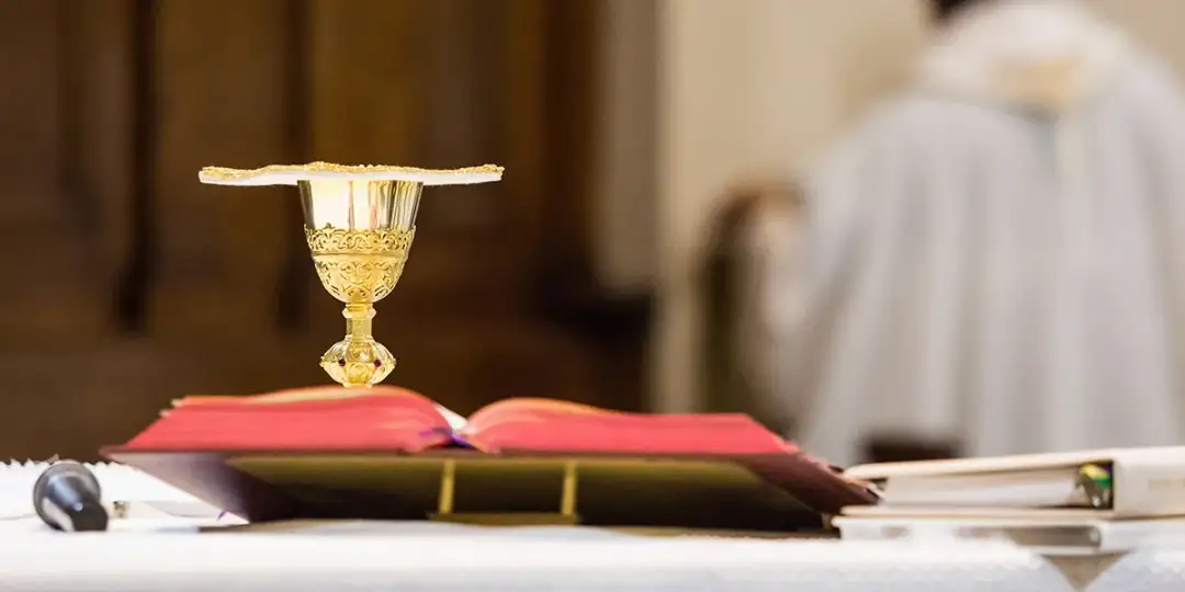 Ile daje się na mszę w intencji? Sprawdź zalecane kwoty ofiar