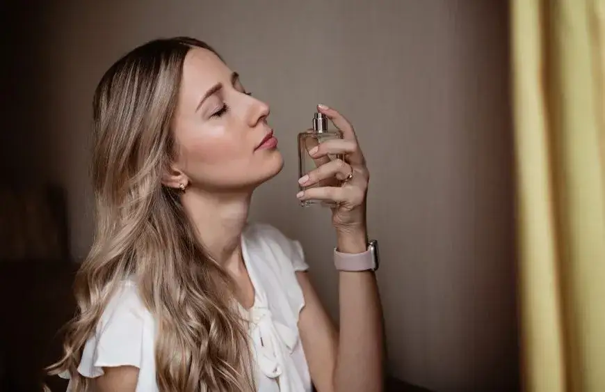 Jak wybrać perfumy damskie? Poradnik, zapachy i trendy