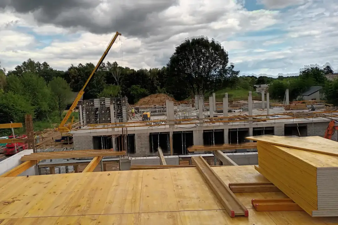 Jak dobrać grubość deski na szalunek stropu dla solidnej konstrukcji?