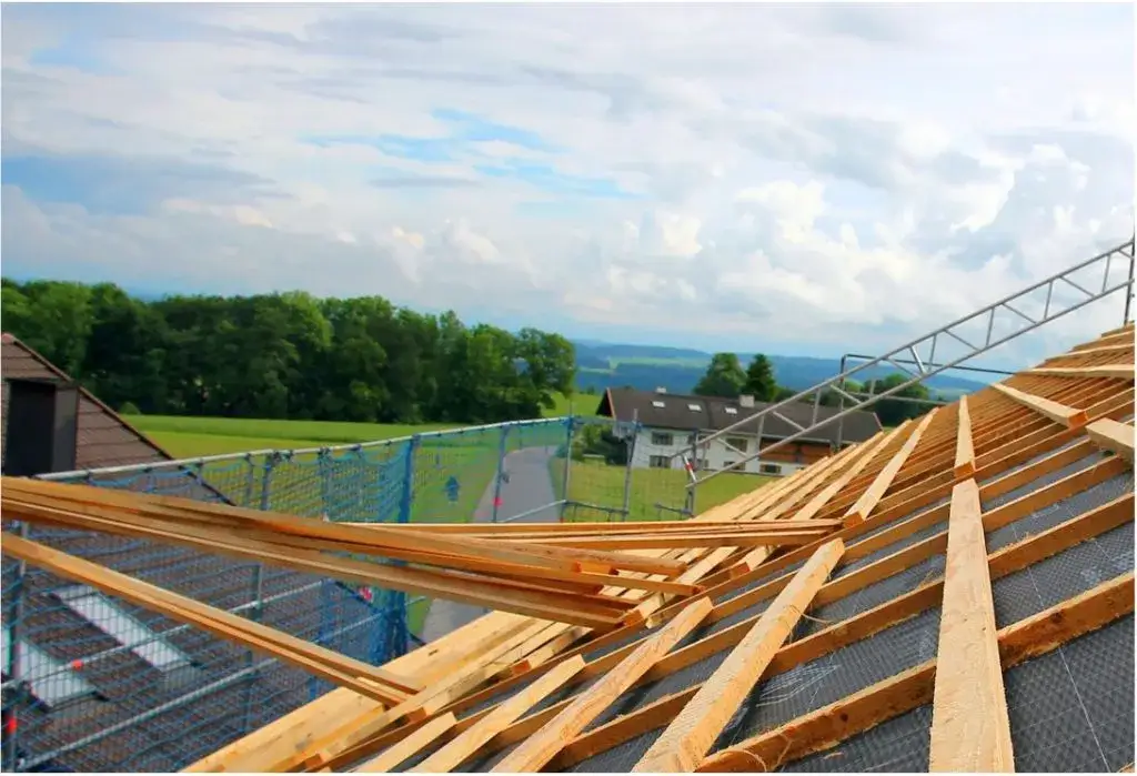 Jak właściwie zaplanować konstrukcję pod blachodachówkę, aby uniknąć błędów?