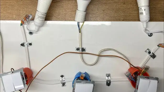 Jak zainstalować 2 włączniki do jednej lampy: praktyczny poradnik