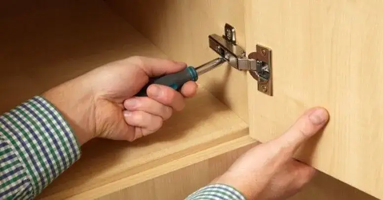 Jak naprawić wyrwany zawias w szafce - proste metody naprawy