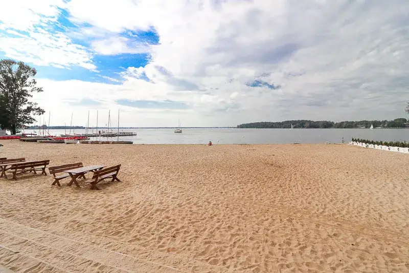 Plaża nad jeziorem Zegrzyńskim - najlepsze miejsca na relaks i zabawę