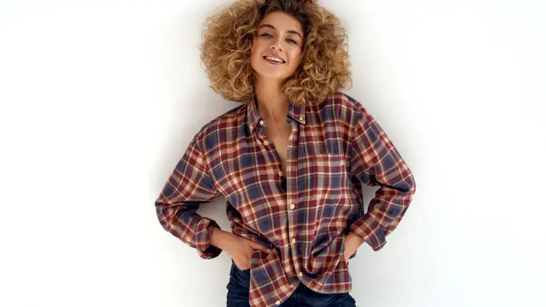 Czerwona koszula damska stylizacje - jak nie popełnić modowych błędów