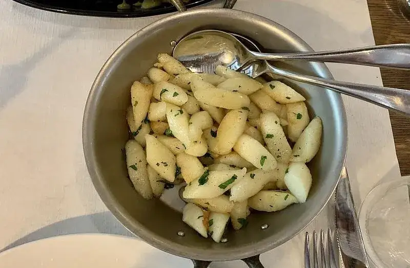 Co warto zjeść w Poznaniu? Najlepsze lokalne smaki, które musisz spróbować