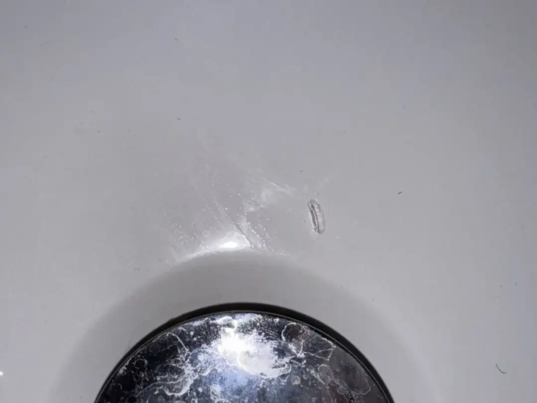 Naprawa odprysku w wannie akrylowej: Zrób to sam krok po kroku!