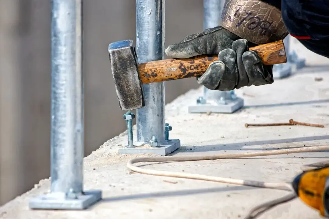 Kotwy do betonu fi 20 mm: jak wybrać najlepsze rozwiązania dla budownictwa