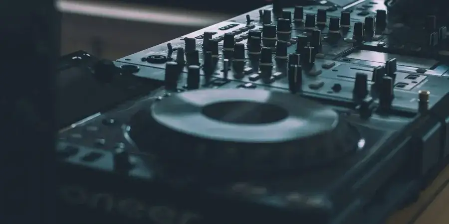 Muzyka elektroniczna lat 70.: Rewolucja, która zdefiniowała przyszłość?