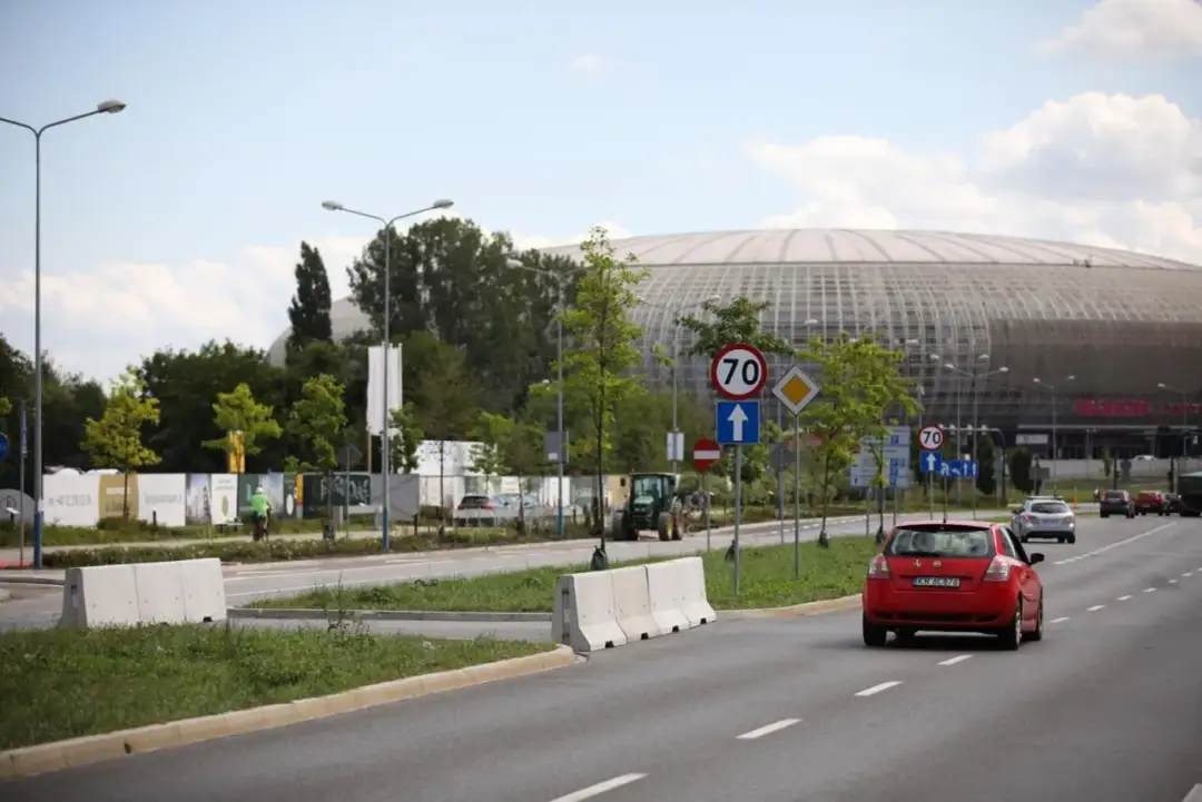 Jak dojechać do osiedla teatralnego w Krakowie – łatwe trasy i transport