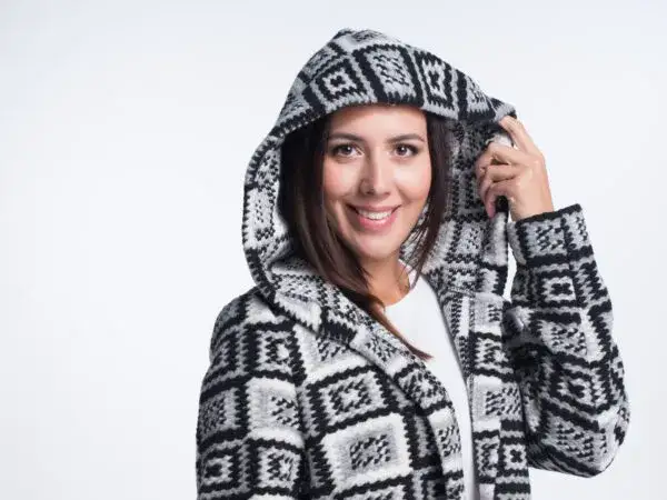 Kardigan długi z kapturem: ciepło i styl w jednym!