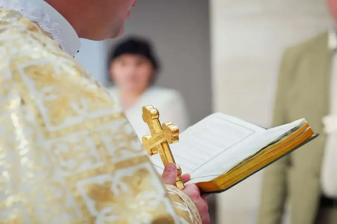 Ile daje chrzestna na bierzmowanie? Odpowiednie prezenty i tradycje