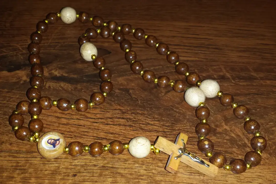 Czy prawosławni odmawiają różaniec? Odkryj różnice w modlitwie