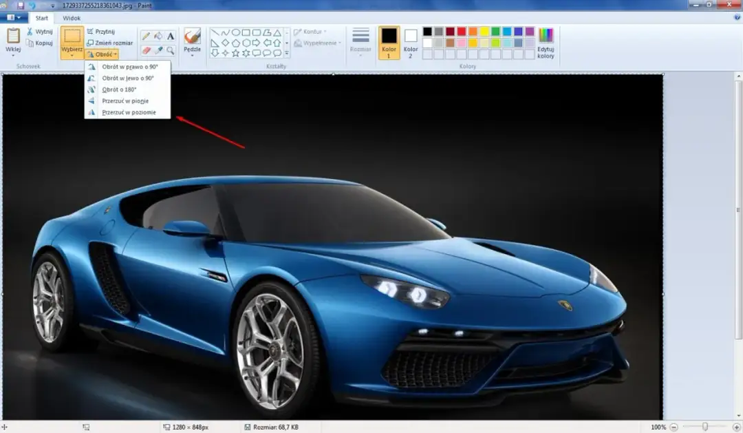 Jak zrobić lustrzane odbicie w Wordzie? W Paint kliknij "Obróć" i wybierz "Przerzuć w poziomie", aby uzyskać efekt lustrzanego odbicia.