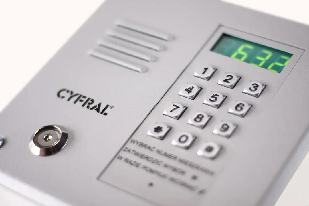 Głośny domofon? Jak wyciszyć lub wyłączyć - Skuteczne metody