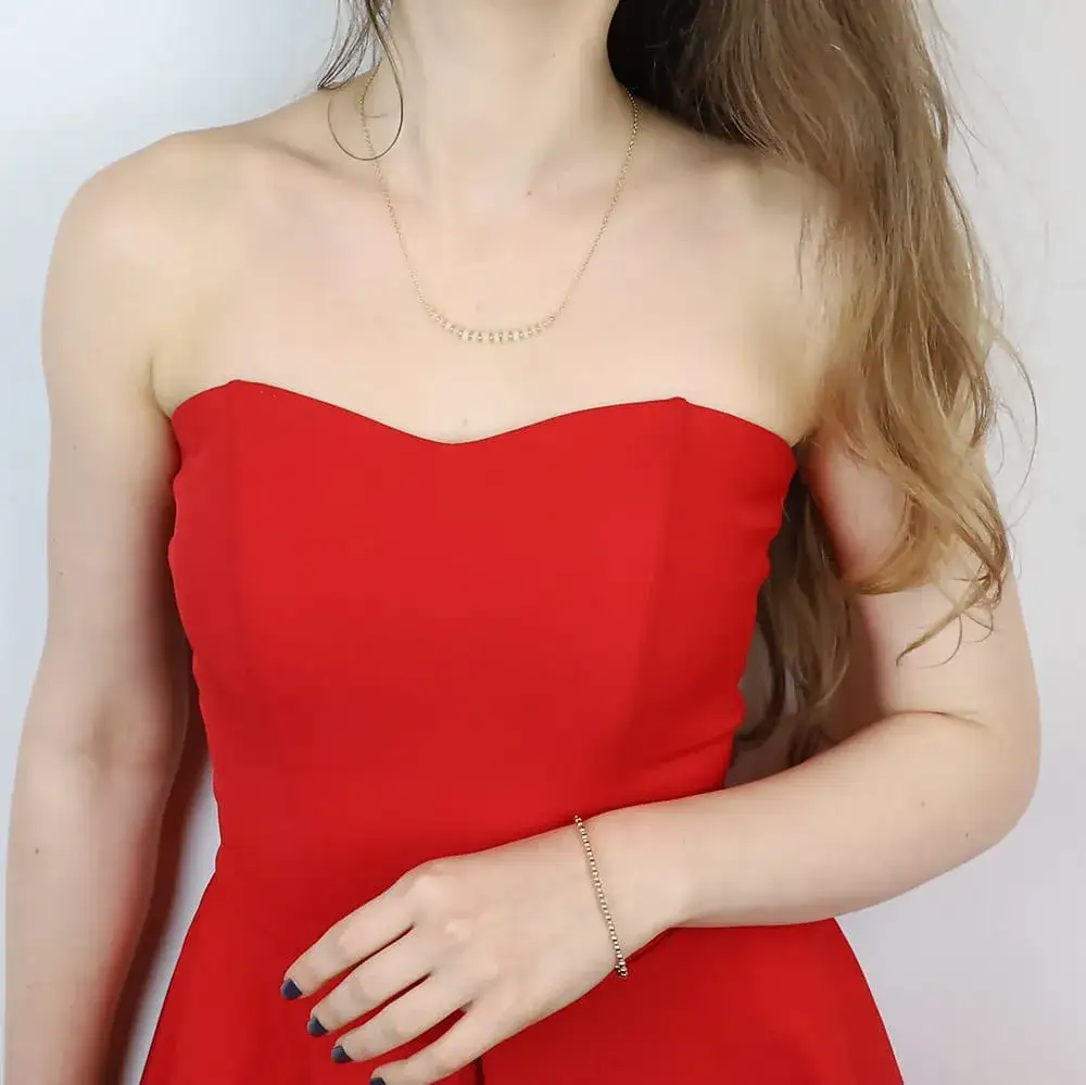 Jak wybrać idealny naszyjnik do czerwonej sukienki na każdą okazję