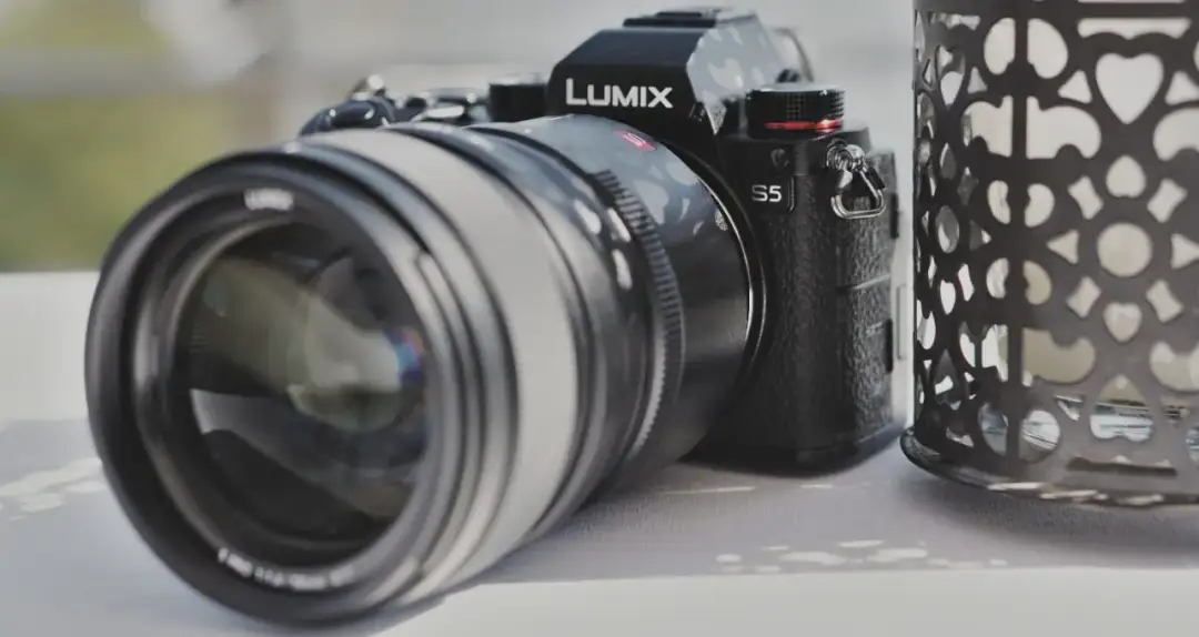 Lumix S5 vs Lumix LX5 - porównanie aparatów, który wybrać?
