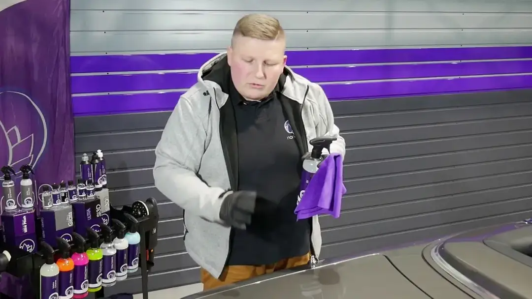 Czym odtłuścić auto przed woskowaniem, aby uzyskać idealny efekt?