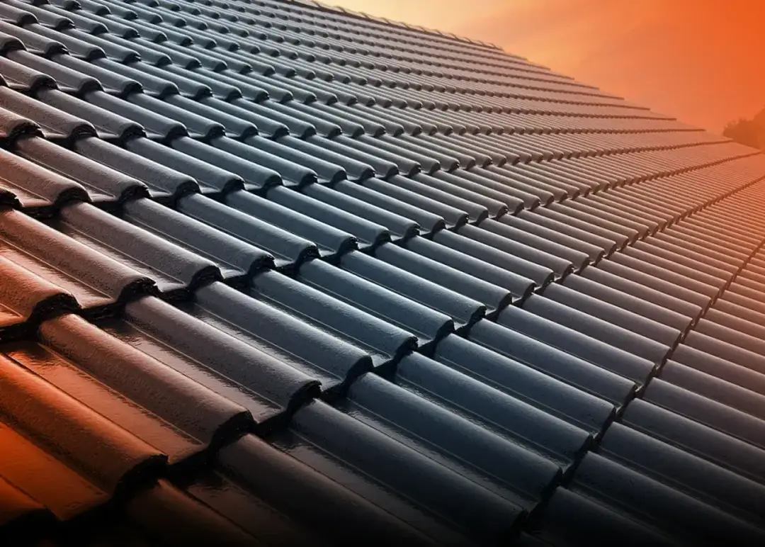 Szare dachówki tworzą wzór, jak malować dach, by wyglądał nowocześnie. Zachód słońca dodaje ciepła.