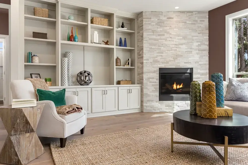 Biały salon z drewnem: Jak stworzyć przytulne wnętrze?