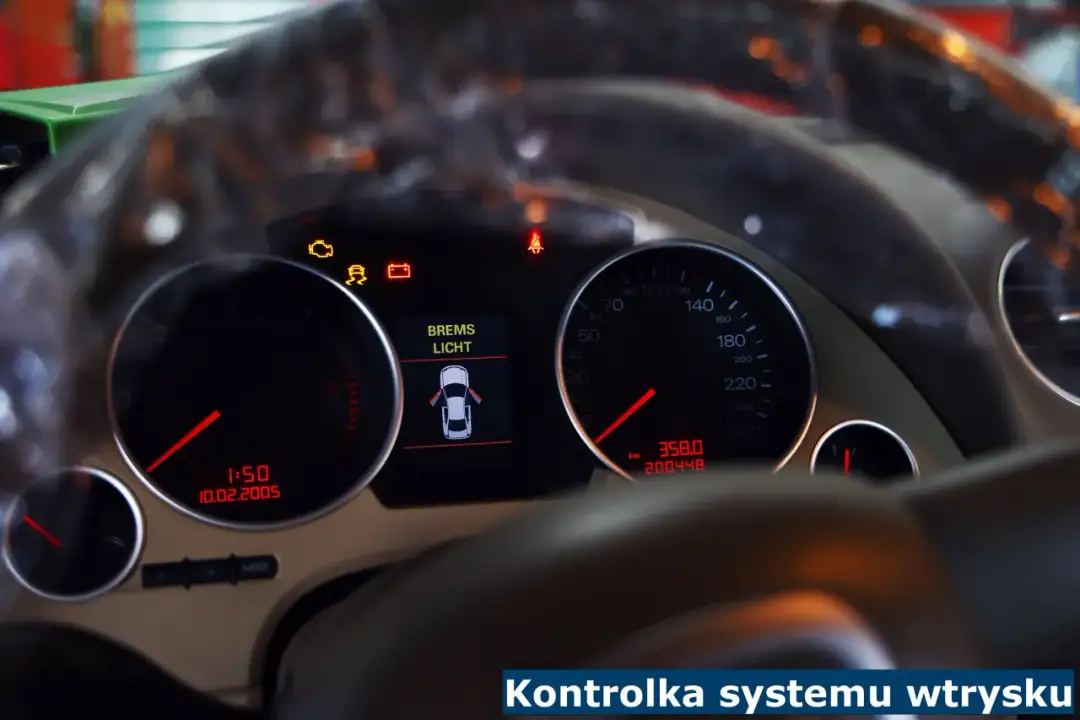 Kontrolka awaria systemu wtrysku świeci się na desce rozdzielczej, obok innych ostrzeżeń.