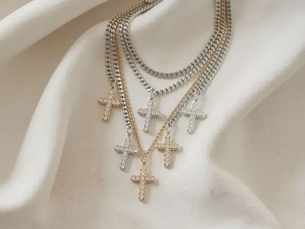 Naszyjnik z krzyżykiem bocznym co oznacza? Zaskakujące znaczenia i interpretacje