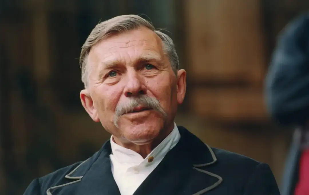 Portret Krzysztofa Siemiona, syna Wojciecha, z charakterystycznym wąsem i w eleganckim stroju.