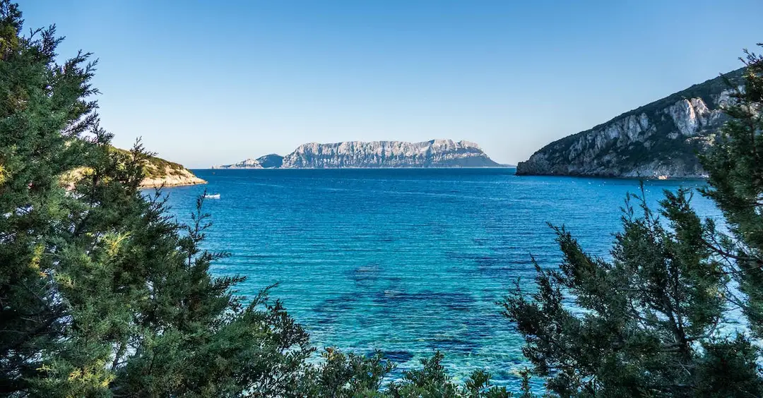  Wczasy na Sardynii - Wakacje 2023 na wyspie pełnej słońca, plaż i smacznej kuchni