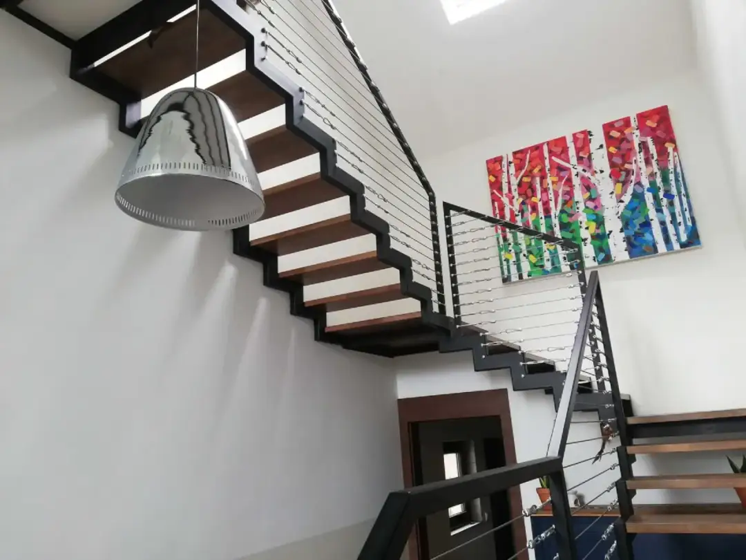 Schody ze spocznikiem: komfort i bezpieczeństwo w Twoim domu