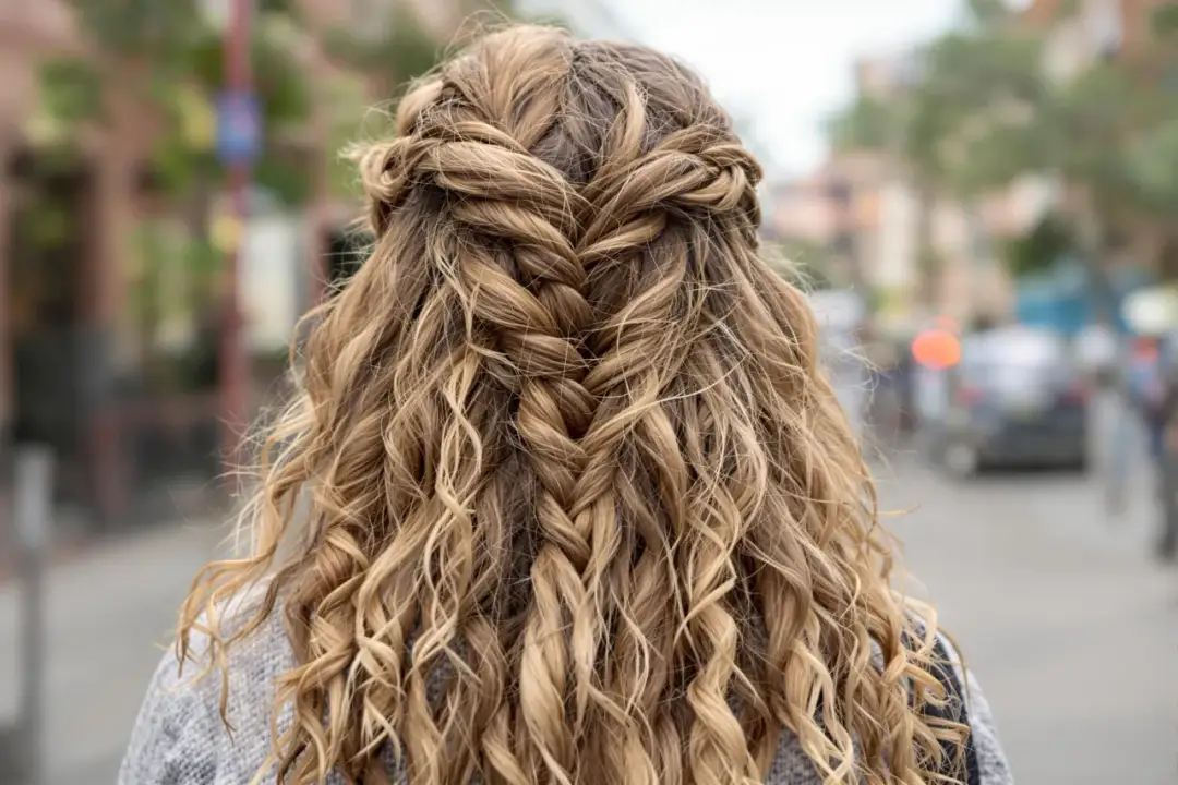 Fettiges Haar kaschieren: Schnelle Frisuren & SOS-Tricks