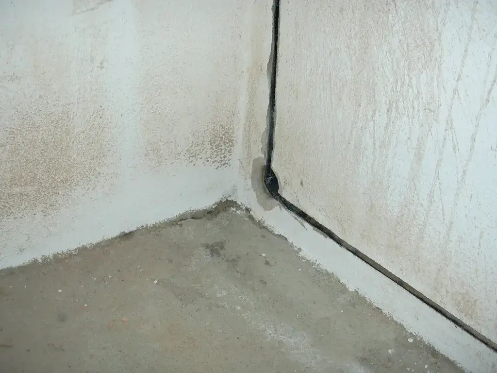 Jakie są przyczyny zawilgocenia budynków i jak skutecznie sobie z nimi radzić?