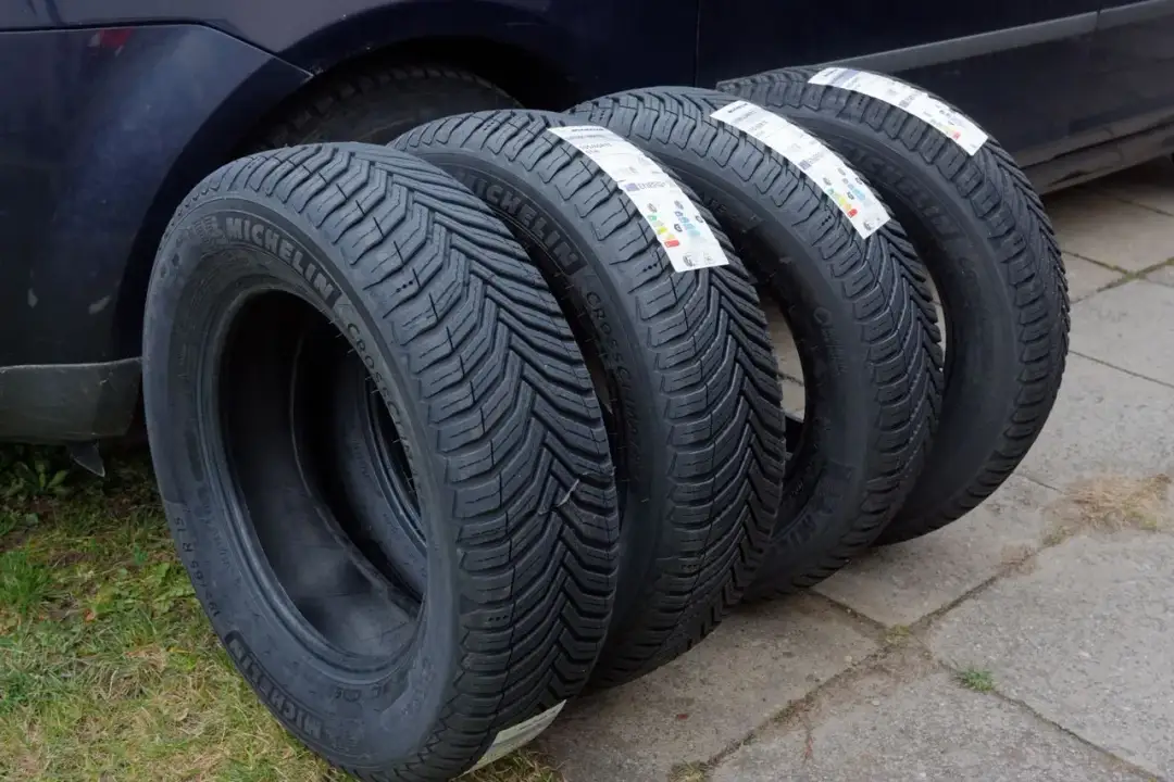 Jakie opony całoroczne wybrać, aby uniknąć nieprzyjemnych niespodzianek?