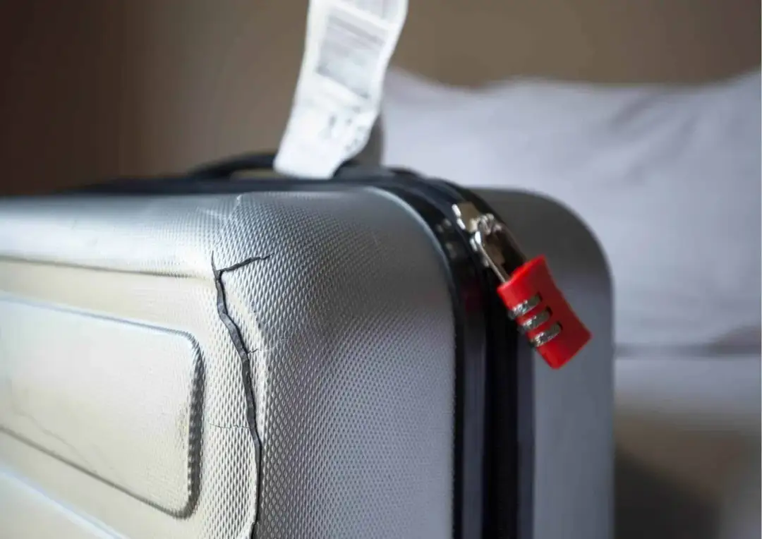 Czego nie można zabrać w bagażu rejestrowanym? Lista rzeczy i porady